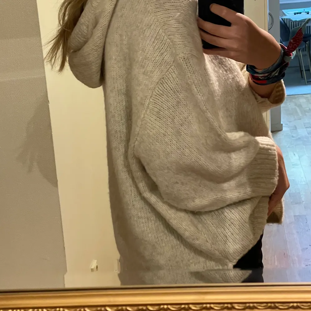 Supermysig stickad hoodie från HM. Lite kortare i ärmarna och fin till så många tillfällen! Nästintill oanvänd. Buda i kommentarerna vid hög efterfrågan!💗🤩 . Tröjor & Koftor.