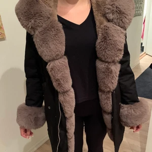 Garoff jacka strl s - Garoff jacka strl s i färgen ljus brun, använd någon gång, Villman ha fler bilder är det bara att skriva, köparen står för frakt.