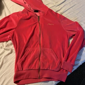 Velour tracksuit topp! - Velour tracksuit överdel från Miss Fiori. Använd men jättesöt!