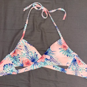 Rosa bikini Cubus - En rosa omlott bikinitopp från Cubus i storlek 36. Banden knyts i nacken. Använd 1-2 gånger, så fint skick. Kan fraktas. Hör av dig om du vill se fler bilder. Priset kan diskuteras❤️❤️