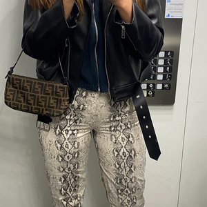 Snakeprint jeans från zara - Jättesnygga jeans från zara i strl 40. Andvända ett fåtal gånger, jättebra skick!!