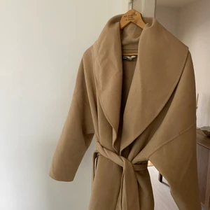 Beige kappa! - Lägger upp igen då köpare drog sig ur, en super fin beige kappa från Zara!