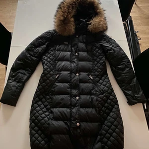 Rock and Blue vinterjacka  - En fin vinterjacka använd 2 vintrar, fint skick förutom ett super litet hål som inte syns ( skriv privat för bild), äkta päls. Passar M 