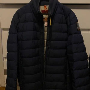 PJS jacka storlek S  - Mörkblå jacka som jag haft i två år men inte använd senaste året så därför säljer jag den. Har en liten svart tejp på höger armen för det blev ett litet hål där förut, men det funkar bra med detta tejp och syns knappt på jackan. Nypris 4500kr, säljer för 1800