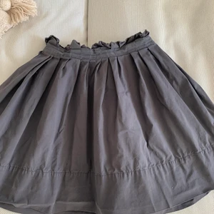 hunkydory kjol - säljer denna fina kjol från hunkydory då den är lite för stor för mig! jag har midjemått 65 och vanligtvis xs, skulle säga att denna passar midjemått 68 och uppåt beroende på hur högt i midjan man vill ha den! köparen står för frakt. 🥰