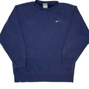 Nike Sweatshirt - Super snygg och trendig nike sweatshirt🤩 Köpt från reboundsthlm och är i 2hand skick skulle behållt denhär skit coola tröjan men var för kort för mig i armarna (jag har väldigt långa armar) ❗️färgen blev lite konstig på de två sista bilderna, den är mer som på den första