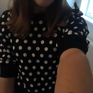 Prickig topp - Söt prickig topp från zara som inte gör att köpa längre. Använd fåtalgånger. Nypris 299 säljer för 90.