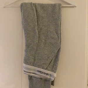 Calvin Klein  - Byxor i bra skick, knappt använd 