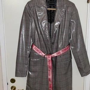 Guess, M - Oanvänd,modern,elegant.Bältet följer med jackan.Storlek M 🌹