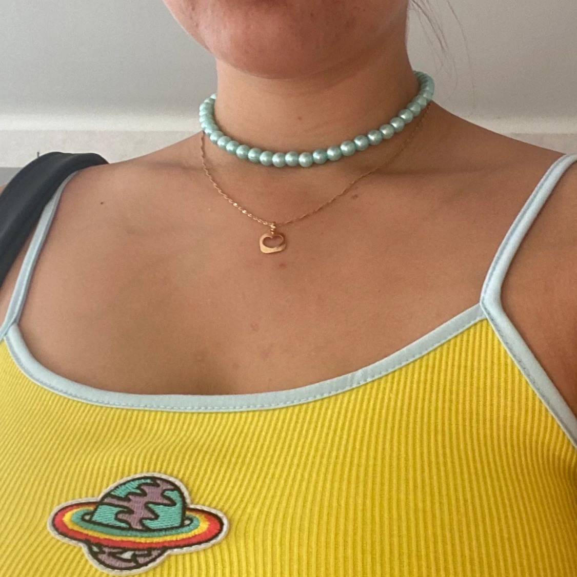 Pärlhalsband i ljusblå