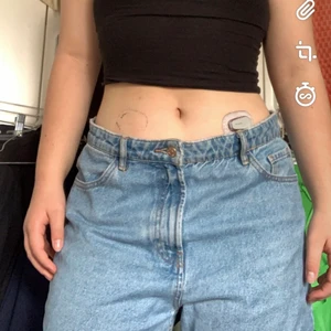 baggy jeans - Super snygga bagge jeans som är högmidjade men när de är på så ser de lågmidjade ut. Jag tror de är mom jeans!