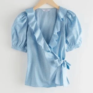 And other stories blus - And other stories blus i väldigt gott skick. Frakten inkluderad i priset! 💓