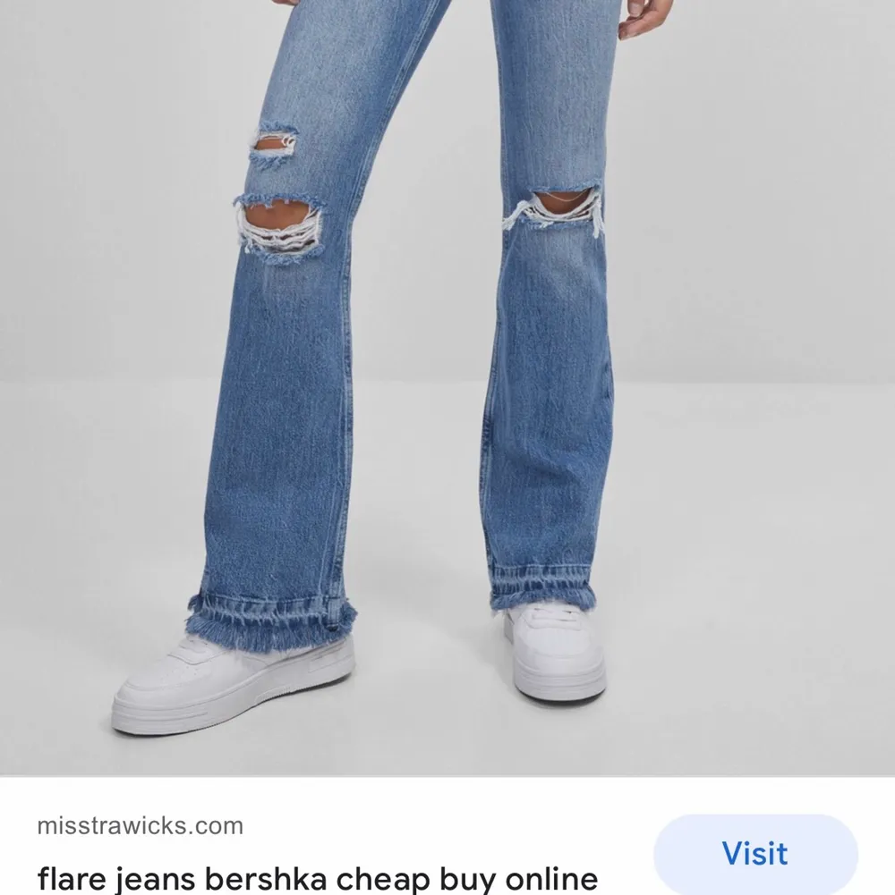 Skitsnygga midwaist flare jeans från Berska! Säljer då de är lite för stora. Storlek 40 men sitter jättesnyggt som baggyjeans om man är en storlek 36-38! Går inte att köpa längre. Skriv privat om ni är intresserade! Knappt använda! . Jeans & Byxor.