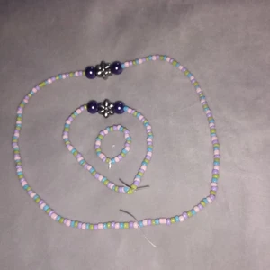 Halsband, armband o ring  - Halsbandet är gjort av ganska elastisk tråd men väldigt stark tråd. Det kan nog inte gå upp efsm jag knutit många knutar och tråden ä stark. Armbandet är gjord med samma tråd son halsbandet och passar min handled (mått? Fråga mig privat) och ringen passar min tumme (mått? Fråga) 