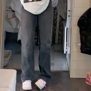 Jeans - Säljer ett par snygga jeans! Är 162cm. Högst bud får dem. (Köpta för 479kr) Passar xxs-s