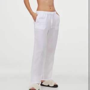 Linnebyxor  - INTRESSEKOLL på mina supersnygga linnebyxor i storlek M från Hm som tyvärr inte finns kvar att köpa. Säljer bara om jag får ett bra pris!! Bra skick! Hör av er i chatten om pris, kan diskuteras 💓💓