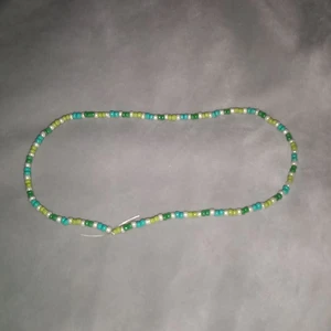 Grönt halsband - Tråden ja använt är lite elastisk men jätte stark. För mer info skriv privat