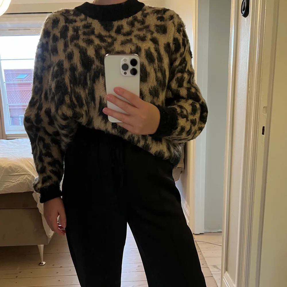 Jättefin tröja från & Other Stories i leopardmönster! Den är supermjuk och skön, men säljes pga använder inte! Väldigt fint skick! Storlek XS, men är oversized! Pris 250 + frakt . Stickat.