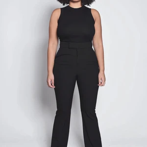 LXA suit pants tall i storlek S - LXA suit pants tall i storlek S. Jätte fina och endast använda en gång, lite stora för mig i midjan så kan byta mot ett par i storlek XS ellerXXS. 