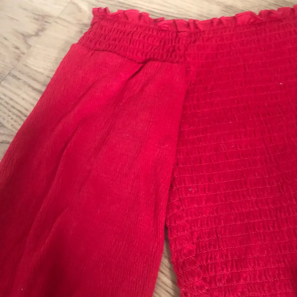 Säljer en jätte fin röd tröja från H&M som jag älskar! Men använder aldrig längre, passar alla storlekar då den är väldigt stretchig ❤️Bra skick! . Tröjor & Koftor.