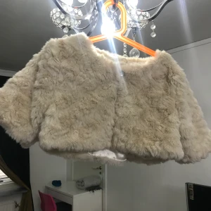 Den köpte jag från HM och är helt ny 💕 - Storlek från 9-10 år och kosta 90kr har aldrig använt den 💕 och inte länge sen jag köpte den 