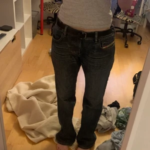 Jeans - Väldigt bra skick, dock lite slitna i ändarna men skulle mer klassa det som snyggt, lite stora i midjan då dom är ”baggyjeans” men skulle lätt kunna sys in eller använda bälte. ❗️Möts helst upp och tar helst emot kontanter nästan varsom i Stockholm ❗️