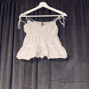 Fin topp - Topp/linne från hm köpt för ca 100 aldrig använd inga fläckar flera bilder kan skickas 