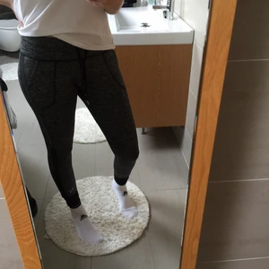 Puma löpartights/träningsbyxor - Gråflammiga löpartights/träningsbyxor från Puma. Inte nya, men använda endast en gång. Fint skick alltså. De är i storlek L, men jag upplever dem som små i storleken. Sköna att bära och perfekt för hemmamys. 