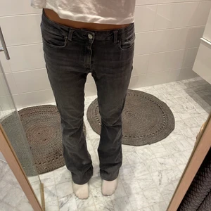 Mango jeans - Super snygga jeans från mango som länge varit en favorit men som jag nu börjat tröttna på. Storlek 36. 
