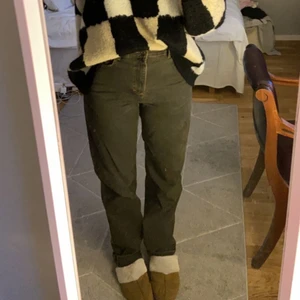 Gröna jeans - Supersnygga mörkgröna jeans! High waist i Tall modell. Knappt använda! 