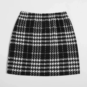 Kjol - Denna jättefina svartvita kjol säljer jag från shein. Den är i ett jätte stretchigt och mjukt material och har dessutom en liten slit. Bilderna är lånade så kom privat för egna💕 Den är i helt nyskick då den aldrig är använd, endast testad 🥰 39 + frakt