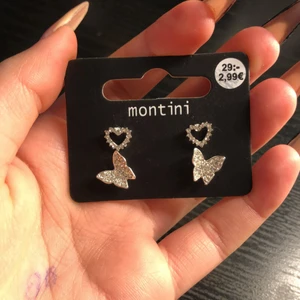 Örhängen från ur&penn - Två fina örhängen från ur&penn. Köpte båda för 29kr st men tappade bort ena papp biten så jag tryckte nya hål i den jag hade. Aldrig använda, säljer pga jag tål inte smycken som inte är äkta silver vilket dessa inte är💕 Båda för 45 en för 20