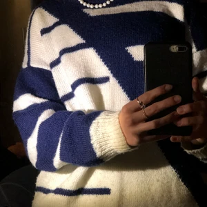 Blåvit stickad tröja - Finns kvar!!! säljer denna stickade tröja med ett unikt mönster, köpt second hand men i mycket bra skick. Finns inga lappar i då jag gissar att den inte är butiksköpt men skulle säga att den är typ M. Säljer då den inte kommer till användning