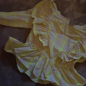 Blus  - Jättefint skick, aldrig använd