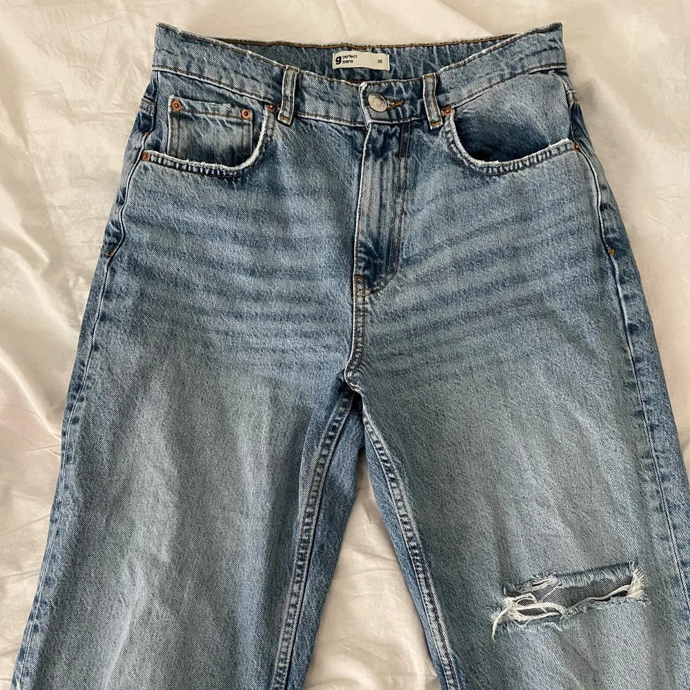 90s high waist jeans från Gina tricot. Storlek 38. Passa på då dem är helt slutsålda i alla storlekar.Köparen står för frakten på 66kr spårbar 💘. Jeans & Byxor.