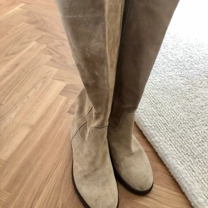 Stövlar  - Beiga mockastövlar köpta på Marzio i Stockholm🐱🐱 använda ett fåtal gånger! 