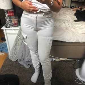 Högmidjade cargo byxor  - Jätte fint skick och bra passform 