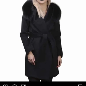 Lucinda kappa - Kappa med äkta päls. Avtagbar päls även på arma. Köpt för 4800kr säljes för 2000kr. Använd endast en gång 