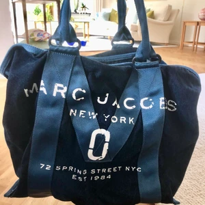 Marc Jacobs Väska - Jeansväska från marc jacobs! Köpt på jackie för nått år sedan! Sparsamt använd 🦋🦋