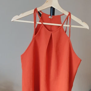 Halterneck linne - Använt ett fåtal gånger och är därför i  väldigt bra skick. Är normal i storleken.