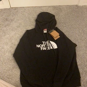The north face  - En svart the north face hoodie helt ny. Storlek M  passar alla i längden så är den 1,40 + så fin😍