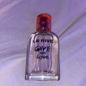 Jätte god parfym - Luktar super gott, använt några få gånger. KÖPARE STÅR FÖR FRAKT 