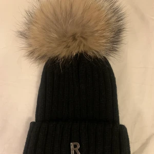 Rockandblue Mössa  - Jätte fin mössa,oanvänd. Äkta päls boll 💖