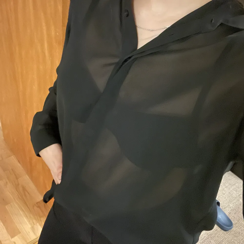 En väldigt fin skjorta från Gina med öppen rygg🤩 Den är bara använd 1 gång. Säljer eftersom den är lite för stor för mig. Köparen står för frakten . Skjortor.