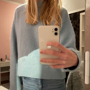 Stickad tröja - Intressekoll på denna stickade tröjan från zara som jag inte får någon användning av. Perfekt nu till hösten när det börjar bli lite kallare. Köpt i somras och finns därför inte kvar på hemsidan. Aldrig använd och prislappen sitter kvar.💕💕💕 Köo direkt för 175 kr!