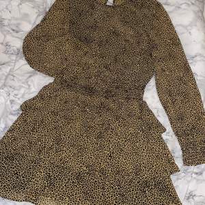 Fin klänning i leopardmönster! Från Gina Tricot i storlek 42. Använd ca 3 ggr! Fint skick!