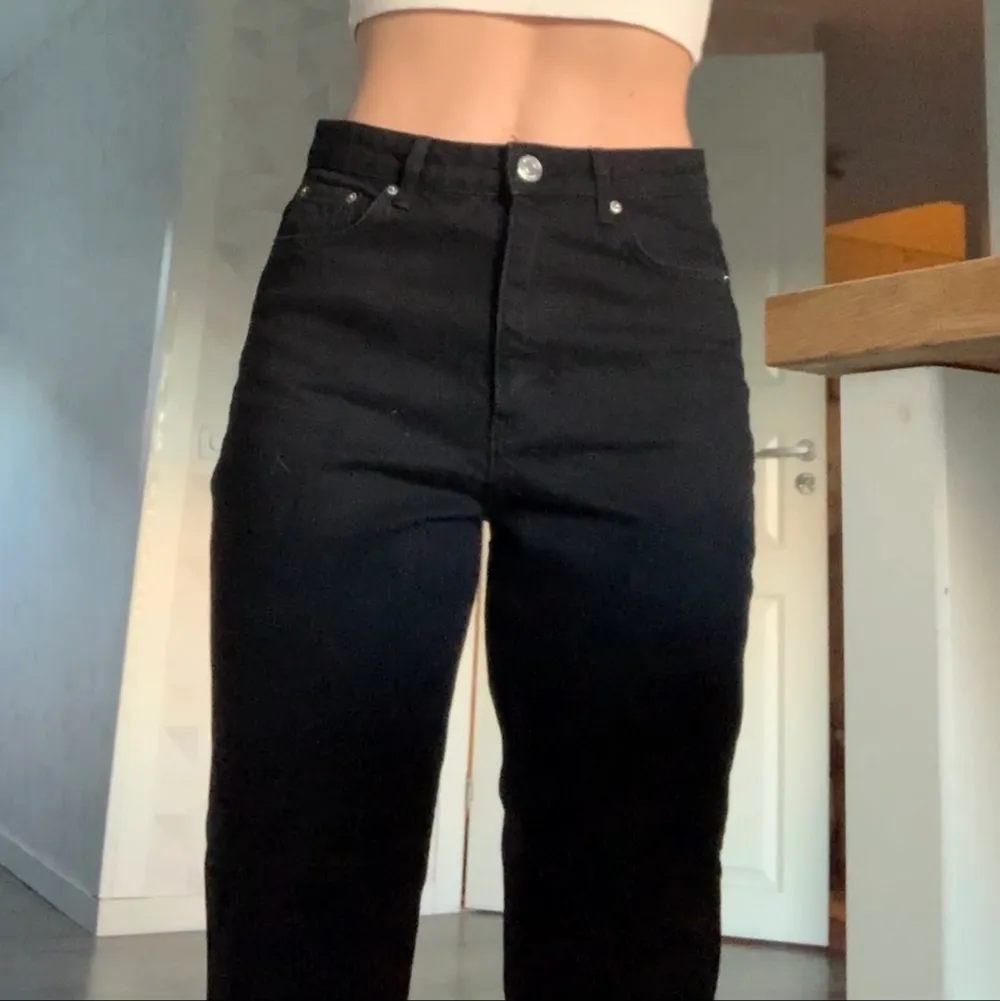 Svarta mom-jeans från Gina Tricot. Går att få lite åt det ”låg-midjade” hållet beroende på kroppstyp och hur man väljer att bära det. Är som nya 🥰. Jeans & Byxor.
