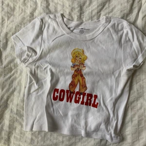 Brandy Melville cowgirl  - Baby tee från Brandy köpt 2019 använd fåtal gånger. Bilderna är lite konstiga men det är inga fel med tröjan. One size typ S. Strechig.