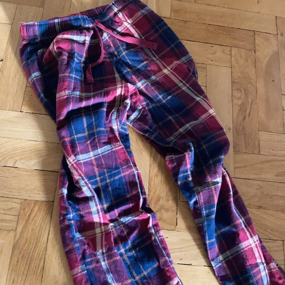röda juliga mjukisbyxor köpt från uniqlo . Jeans & Byxor.