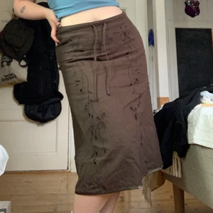 Brun midikjol  - Brun midikjol. Jag är ca 160 cm. Storlek 40. Frakt tillkommer. Pris kan diskuteras